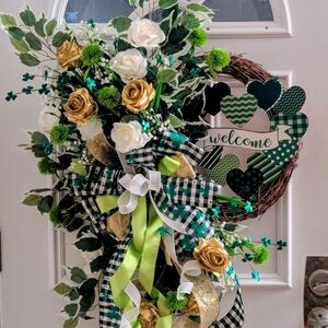 Elegant Gold and Green Holiday Wreath